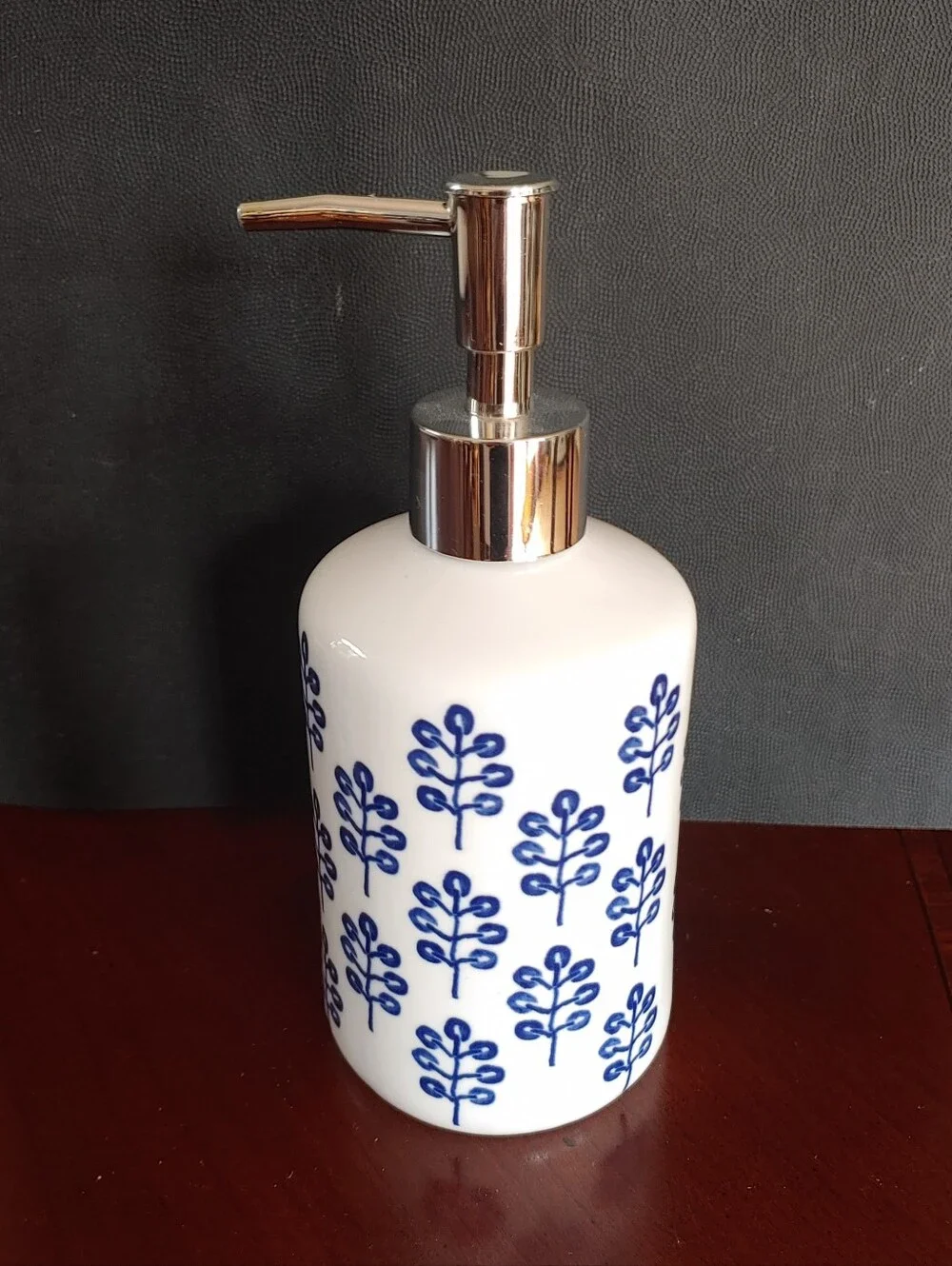 Soap liquid pump leaf blue white modern soap dispenser bathrooms kitchen NEW